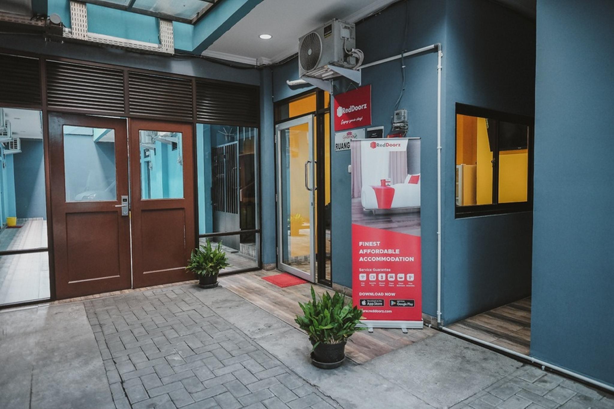 Hotel RedDoorz near RSUD Koja Dżakarta Zewnętrze zdjęcie